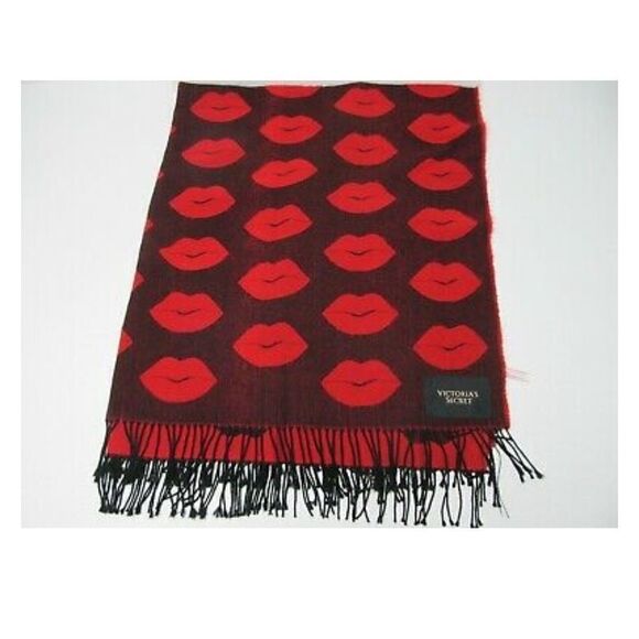 Victoria’s Secret Reversible Red Kiss Lip Print Cozy Trow Blanket - Picture 6 of 6